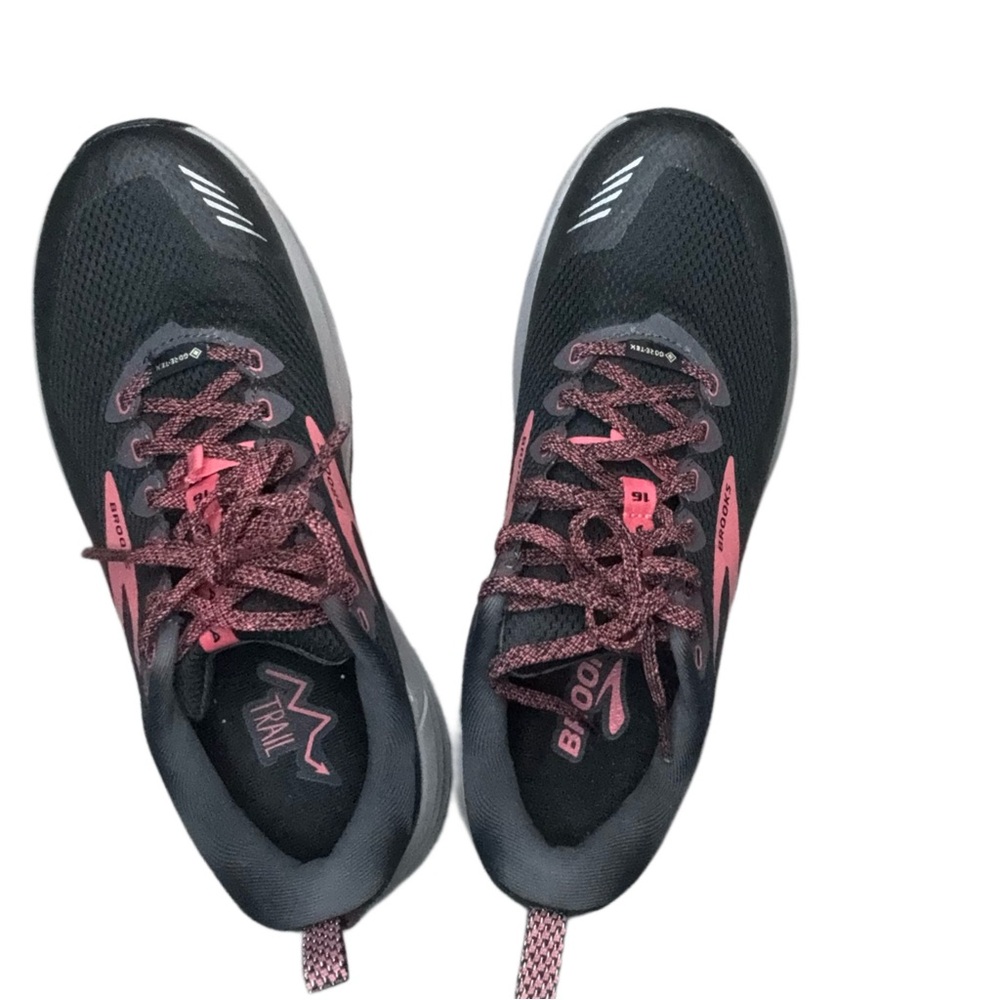 Brooks tennis shoes! Pink and black!